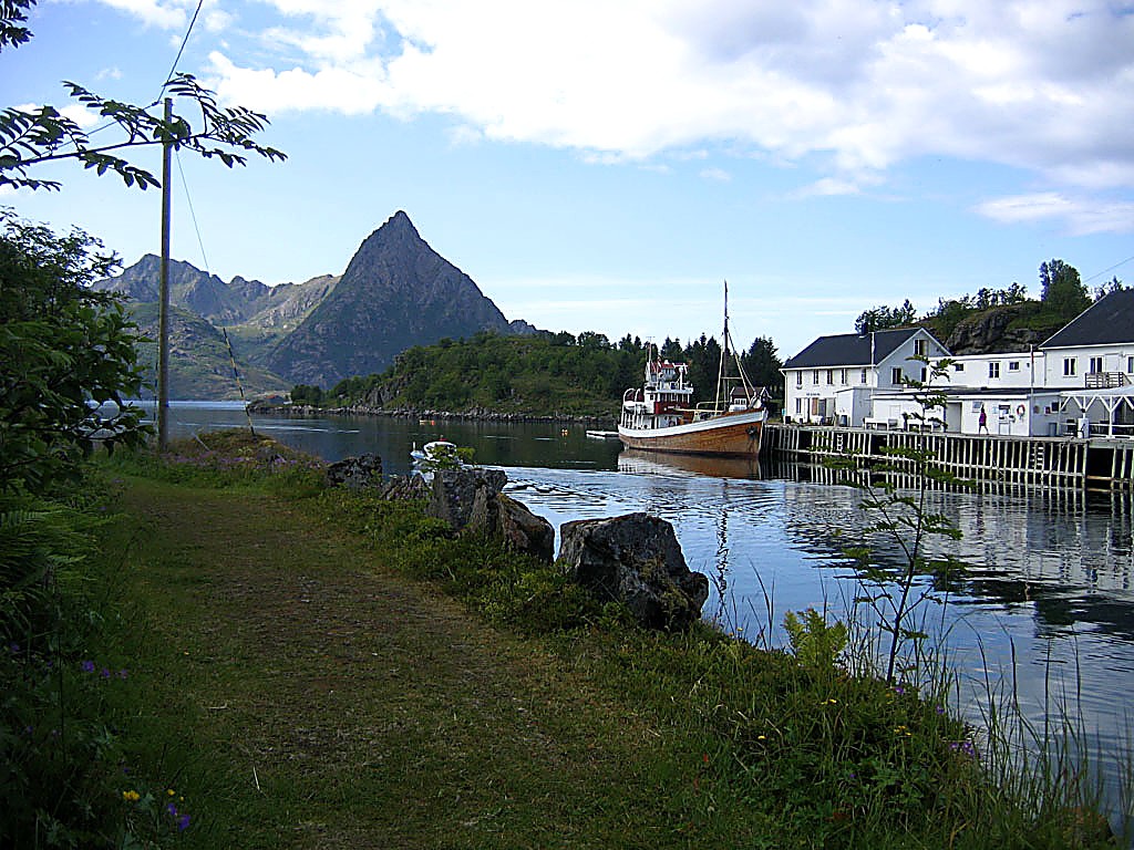 Anne Bro ved fjordidyll i Lofoten