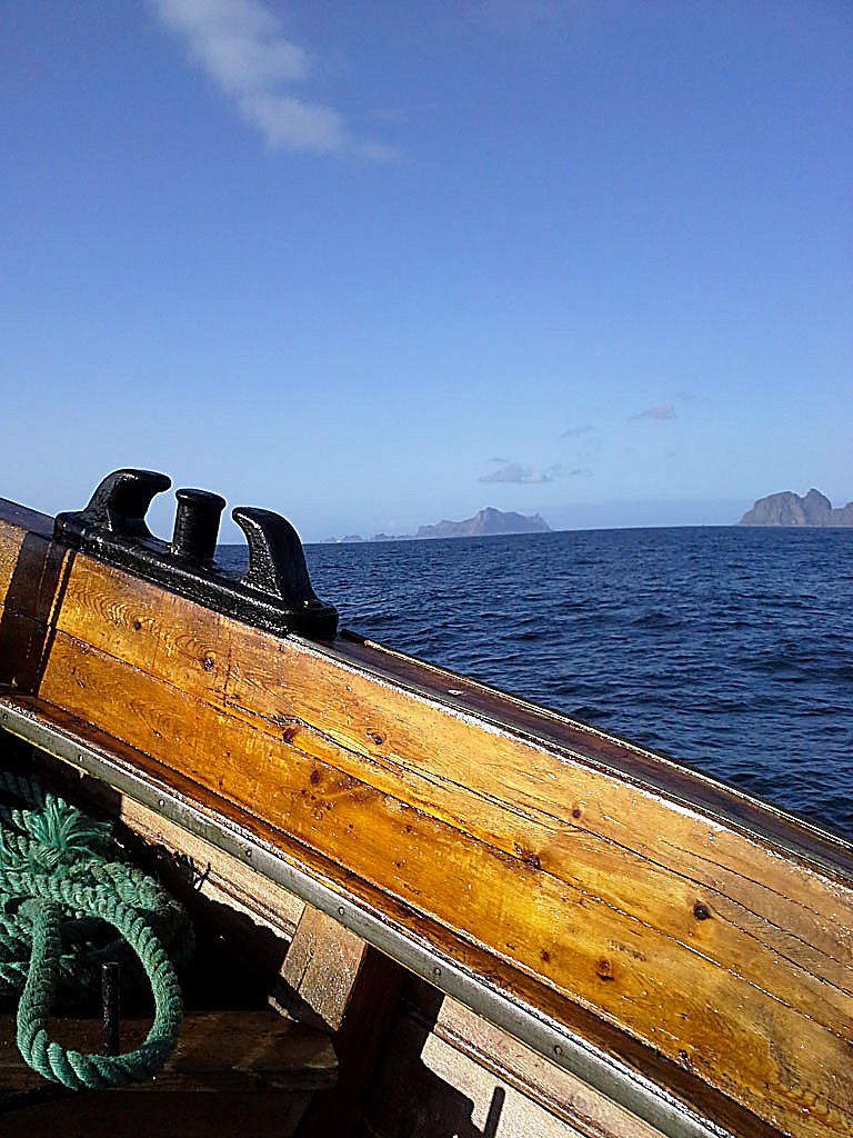 Anne Bro i midnattsol over Lofoten