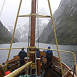 Anne Bro i Trollfjorden under nordlys